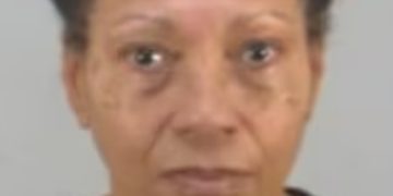 Mujer es arrestada por asesinar a su perro en un baño del aeropuerto de Orlando