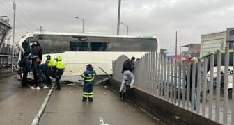 Accidente en Bogotá: Bus sin frenos se estrella contra separador de TransMilenio, dejando varios vehículos involucrados