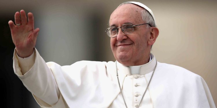 Papa Francisco sigue estable y muestra mejoría gradual, según parte médico
