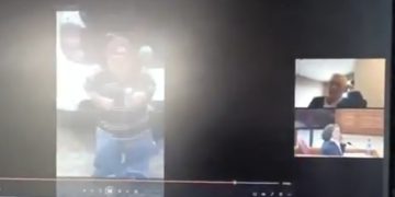 Con video de un enano bailando y una imagen porno, fiscalía improvisa en juicio contra el expresidente Álvaro Uribe