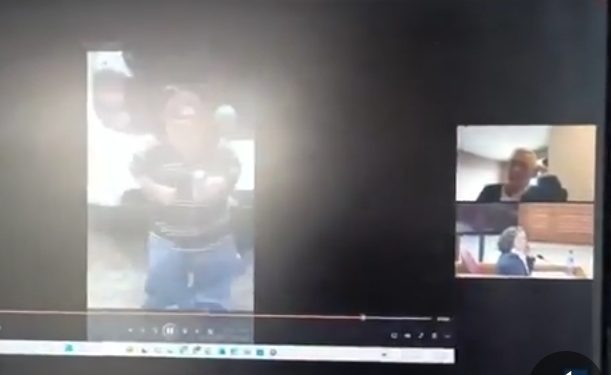 Con video de un enano bailando y una imagen porno, fiscalía improvisa en juicio contra el expresidente Álvaro Uribe