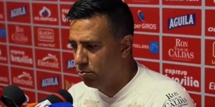César Farías sobre su equipo: “Fue una semana buena de trabajo, hubo hasta puños”