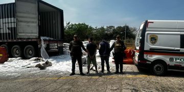 Saquearon tractomula varada con harina en Bolívar y los capturan
