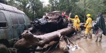 Emergencia en la Vía Pasto – La Cocha: avalancha y desprendimientos de tierra dejó vehículos arrastrados por la corriente