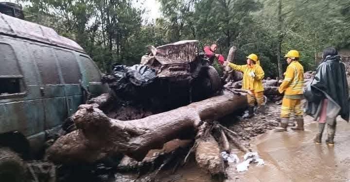 Emergencia en la Vía Pasto – La Cocha: avalancha y desprendimientos de tierra dejó vehículos arrastrados por la corriente
