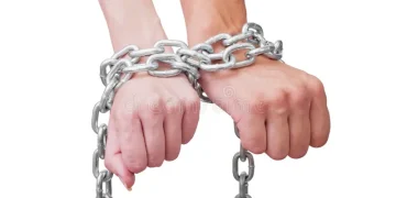 Hombre muere encadenado durante sesión de bondage en Hamburgo; dominatrix fue arrestada