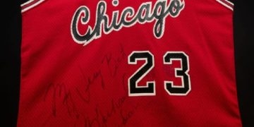 Histórica subasta: Venden camiseta de novato de Michael Jordan por 4,2 millones de dólares