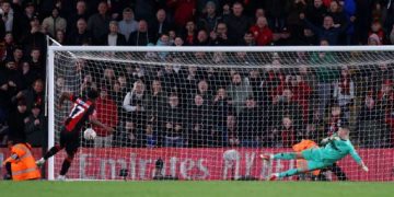 Sinisterra sella el pase de Bournemouth a cuartos