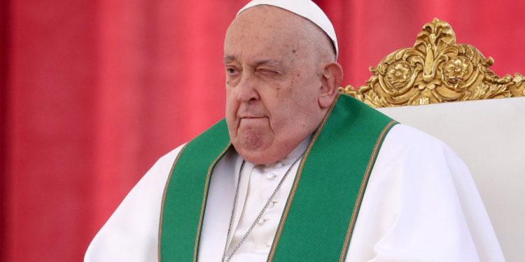 Papa Francisco enfrenta nueva crisis respiratoria en el hospital Gemelli
