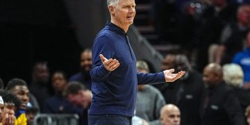 Steve Kerr reclama más rigor en las infracciones por pasos en la NBA