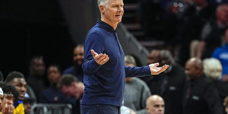 Steve Kerr reclama más rigor en las infracciones por pasos en la NBA