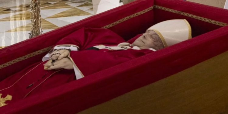 El Vaticano difunde primeras imágenes del papa Francisco en capilla ardiente