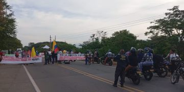 Campesinos de Codazzi reclaman tierras prometidas por la ANT y bloquean vía nacional