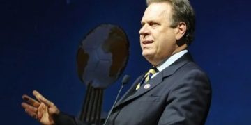 Ramón Jesurun, la voz del fútbol sudamericano que seguirá sonando en la FIFA tras su reelección como representante de la Conmebol