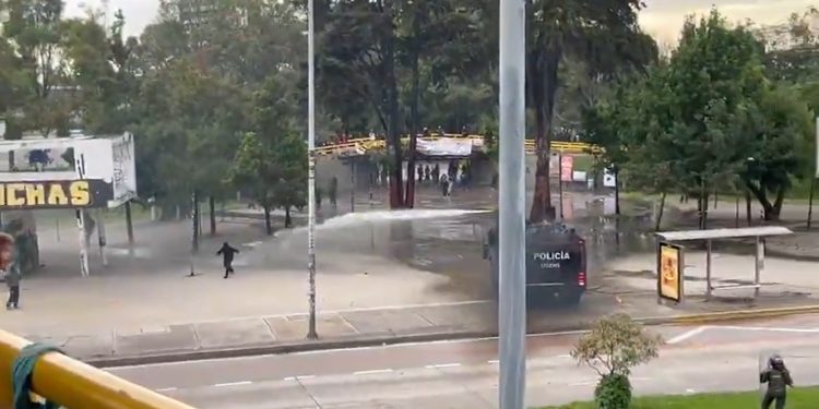 Disturbios en la Universidad Nacional obligan a evacuación y suspensión del servicio de TransMilenio