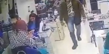 Crimen en Bogotá: Mujer asesinada por su expareja, policía de la Nación, en una peluquería