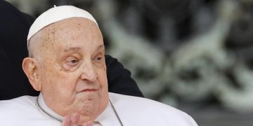 El Papa Francisco al término de la misa del Domingo de Ramos, apareció en la plaza de San Pedro para saludar a los fieles 