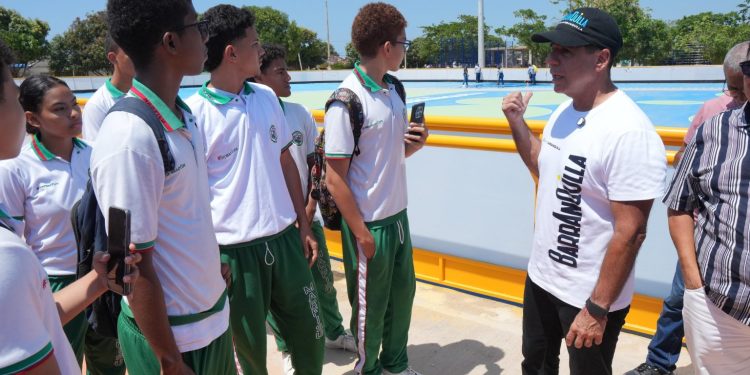 Alcalde Char inspecciona avances de pista de patinaje y polideportivo en La Magdalena