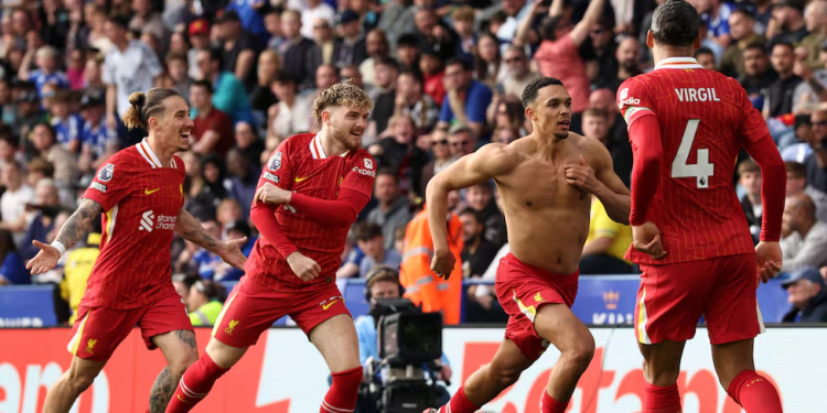 Liverpool vence al Leicester con gol de Alexander-Arnold y acaricia el título de la Premier