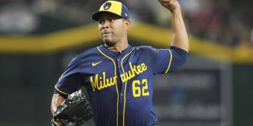 “Ganarles a todos los equipos de Grandes Ligas es algo único”: José Quintana tras su debut triunfal con Milwaukee