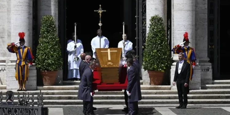 El entierro del Papa se produjo ante el camarlengo y sus familiares