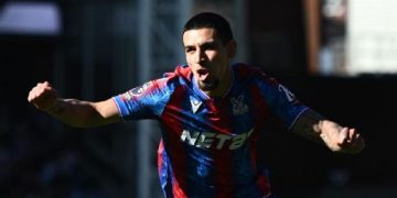 Daniel Muñoz brilla con gol decisivo en la Premier League