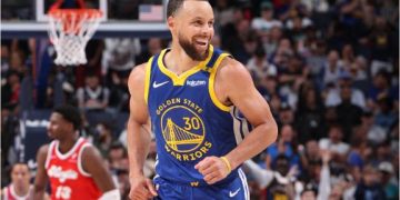 Stephen Curry brilla con 52 puntos y 12 triples en una noche histórica con los Warriors