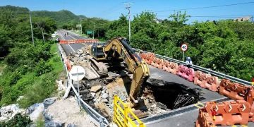 Avanzan obras de recuperación en la vía al Mar a la altura del puente Juan de Acosta