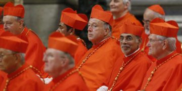 Cardenales hacen una pausa de reflexión antes del cónclave para elegir al nuevo Papa