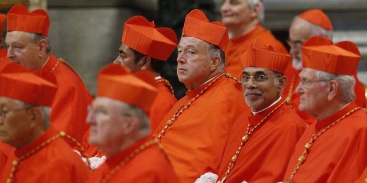 Cardenales hacen una pausa de reflexión antes del cónclave para elegir al nuevo Papa