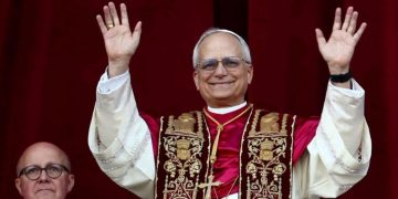 Un Papa con acento de paz: León XIV emociona al mundo en su primer mensaje desde el Vaticano