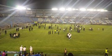 Caos en Santa Marta: hinchas invaden la cancha y suspenden partido entre Unión Magdalena y Once Caldas