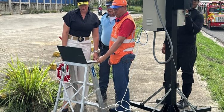Instalan cámaras de autodetección de velocidad en la Vía al Mar para mejorar la seguridad vial en Puerto Colombia