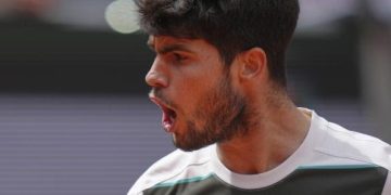 Alcaraz arranca con victoria en Roland Garros