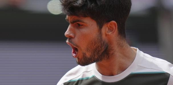 Alcaraz arranca con victoria en Roland Garros