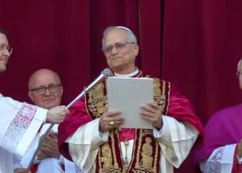 León XIV agradece a Francisco y afirma: “Dios nos ama a todos incondicionalmente”