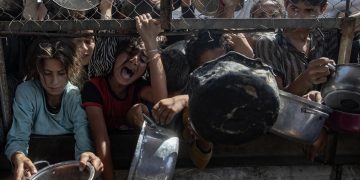 Desesperación en Gaza: civiles hambrientos saquean 77 camiones con harina en Jan Yunis