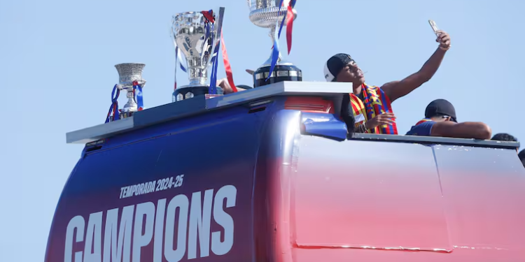 Barcelona celebra el triplete nacional con una rúa multitudinaria