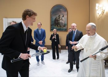 Sinner y el Papa León XIV se encuentran entre raquetas y bendiciones