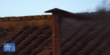 Humo negro en la primera fumata del vaticano