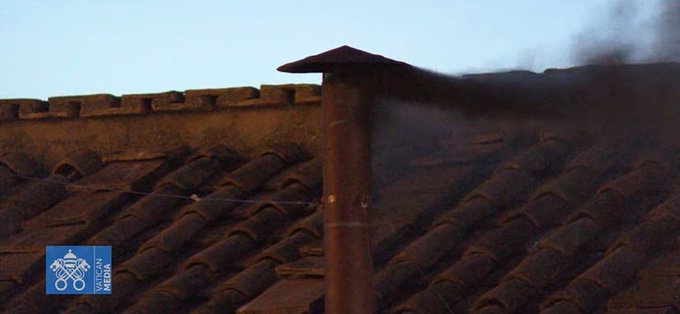 Humo negro en la primera fumata del vaticano