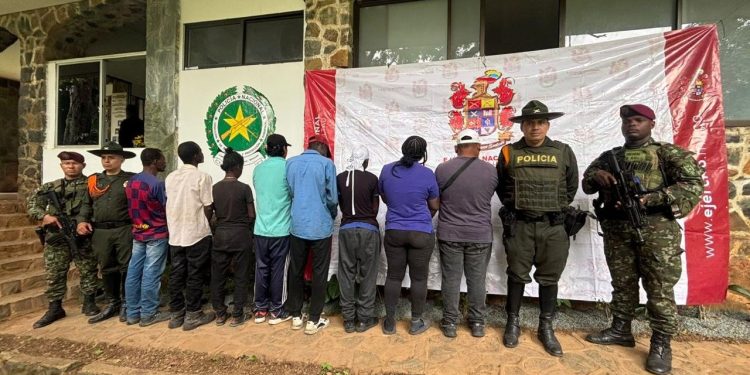 Desmantelan carboneras ilegales que financiaban a disidencias: ocho capturados en el Valle del Cauca