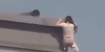 Héroe en el piso 20: policía salva a mujer al sujetarla del cabello cuando caía desde un edificio en Seúl