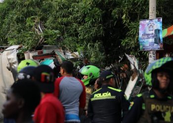 Bus de transporte especial se volcó en la Loma de La Manga: al menos 20 heridos en el suroccidente de Barranquilla