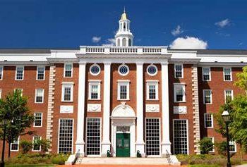 Jueza federal bloquea temporalmente decisión de Trump que impide a Harvard matricular estudiantes extranjeros