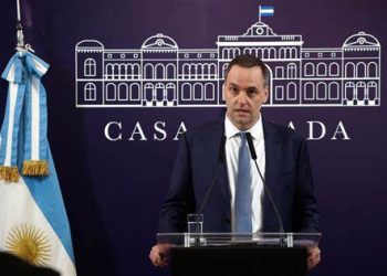 Argentina endurece su política migratoria: elimina salud gratuita y restringe residencia para extranjeros