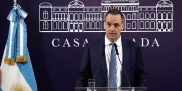 Argentina endurece su política migratoria: elimina salud gratuita y restringe residencia para extranjeros