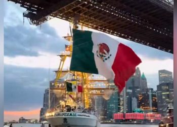 Buque mexicano chocó contra puente de Brooklyn: dos heridos de gravedad