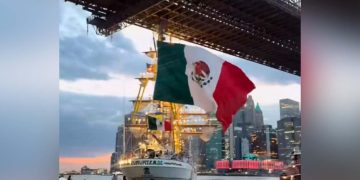 Buque mexicano chocó contra puente de Brooklyn: dos heridos de gravedad