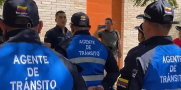 Taxista arrolla a funcionario de tránsito en Soledad al intentar evadir control; debe $11 millones en multas